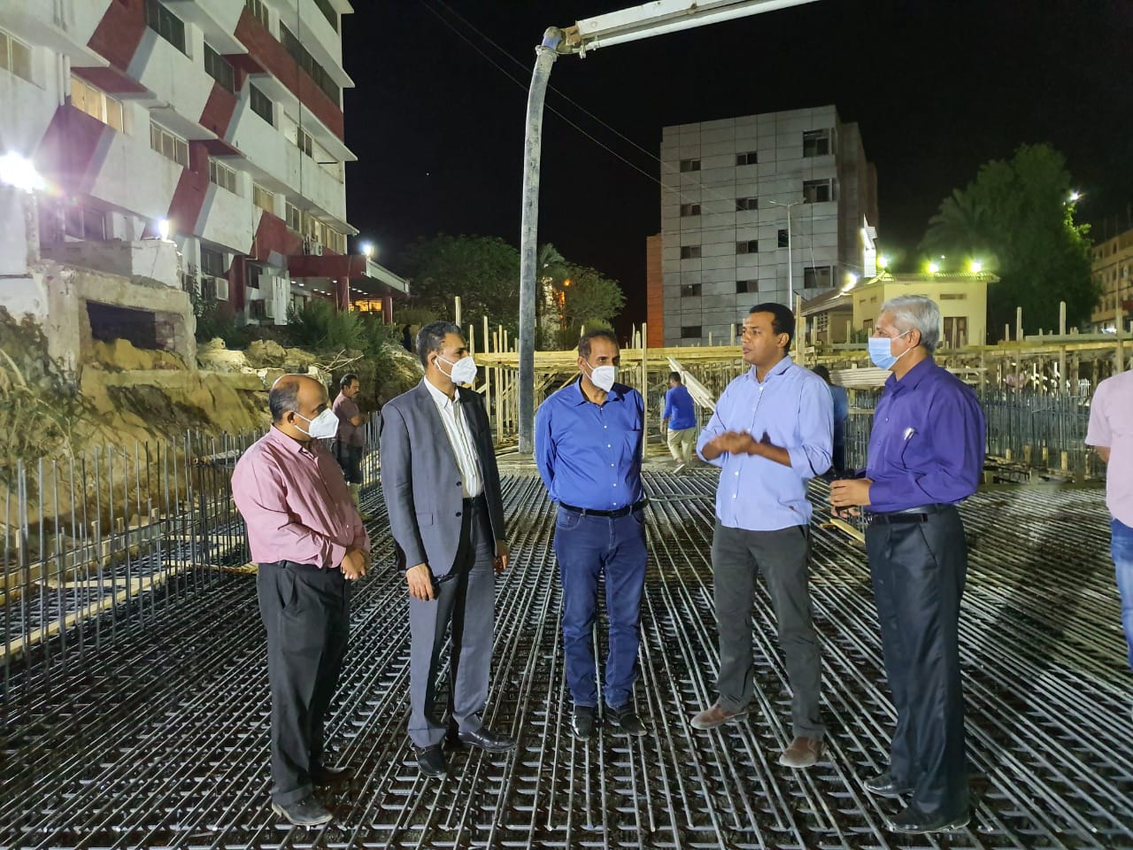 Aswan University President follows up the construction works in the new emergency and reception hospital