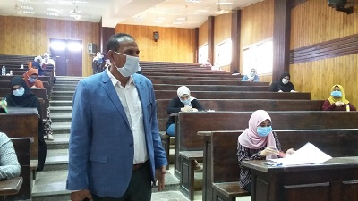 رئيس جامعة أسوان يواصل جولاته الميدانية للمتابعة امتحانات السنوات النهائية بكلية التجارة